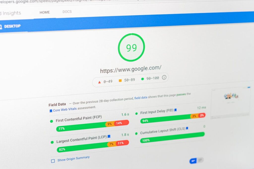 Интерфейс SEO-плагина с анализом мета-тегов и рекомендациями по улучшению страницы