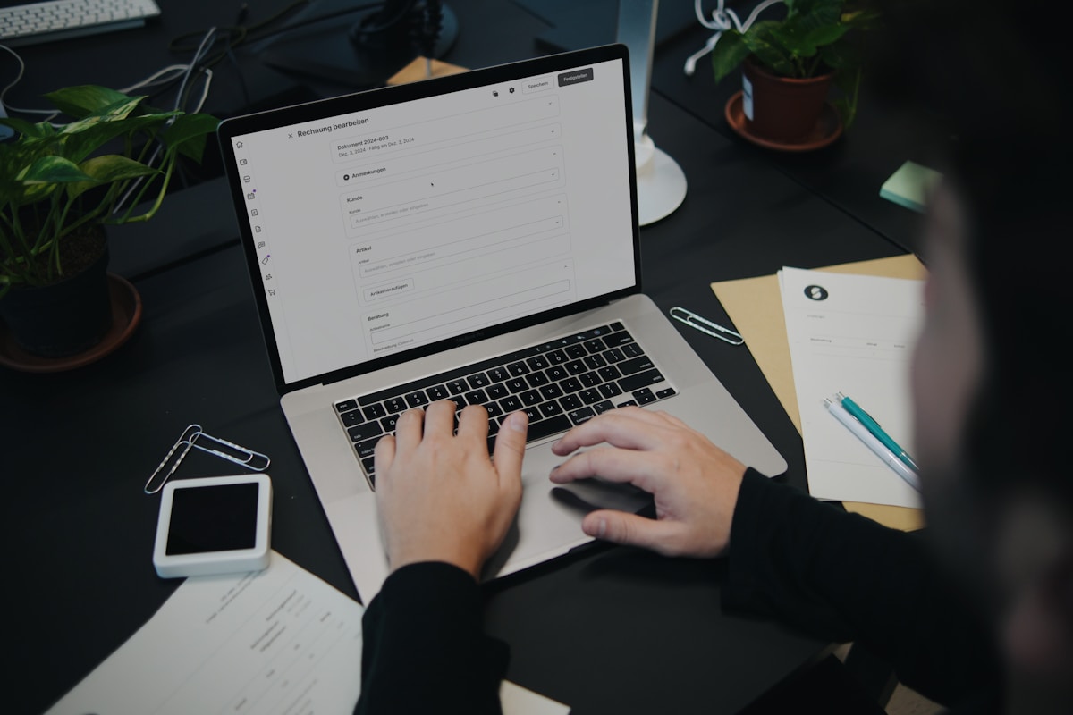 Ввод текста на ноутбуке — символ общения с командой Dimira SEO